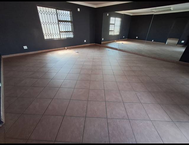 150M² OFFICE TO LET IN THREE RIVERS